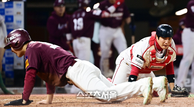 SSG 포수 김민식이 1일 인천SSG랜더스필드에서 열린 2022 KBO 한국시리즈 1차전 키움과 경기 5회초 2사1루 상대 송성문 안타 때 실책으로 실점 후 아쉬워하고 있다. 문학 | 최승섭기자 thunder@sportsseoul.com