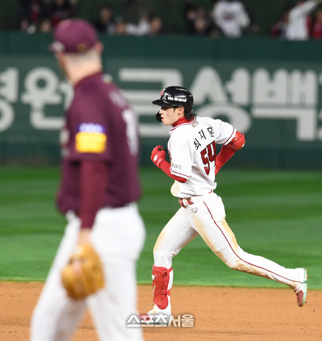 SSG 최지훈이 2일 인천SSG랜더스필드에서 열린 2022 KBO 한국시리즈 2차전 키움과 경기에서 5회말 우월 투런포를 때린 후 베이스를 돌고 있다. 문학 | 박진업기자 upandup@sportsseoul.com