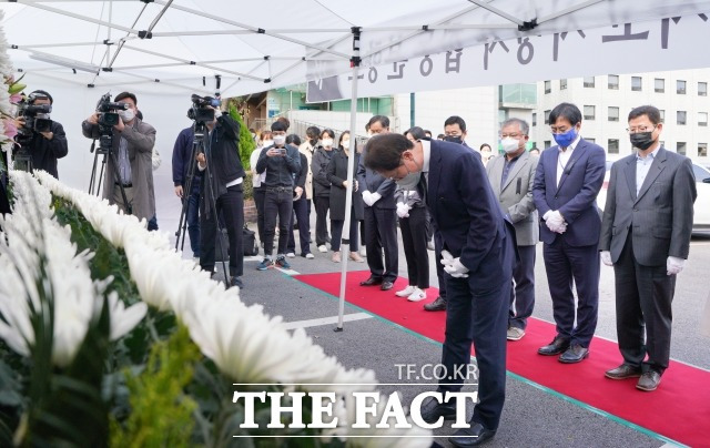 서울시교육청이 이태원 참사 관련 사상자 발생학교 학생을 대상으로 긴급 상담비와 치료비를 지원한다. 사진은 지난달 31일 서울시교육청 내 마련된 이태원 참사 사망자 합동분향소에서 조문하는 조희연 서울시교육감./