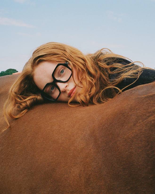 사진 : 스텔라 매카트니(Stella McCartney) 2022 겨울 컬렉션, 배우 겸 활동가 세이디 싱크(Sadie Sink) "스텔라 바이 스텔라(STELLA BY STELLA)"