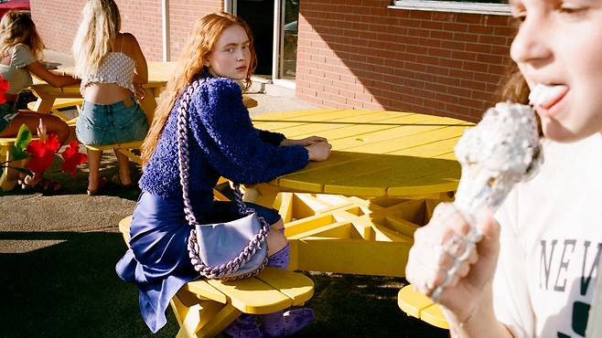 사진 : 스텔라 매카트니(Stella McCartney) 2022 겨울 컬렉션, 배우 겸 활동가 세이디 싱크(Sadie Sink) "스텔라 바이 스텔라(STELLA BY STELLA)"