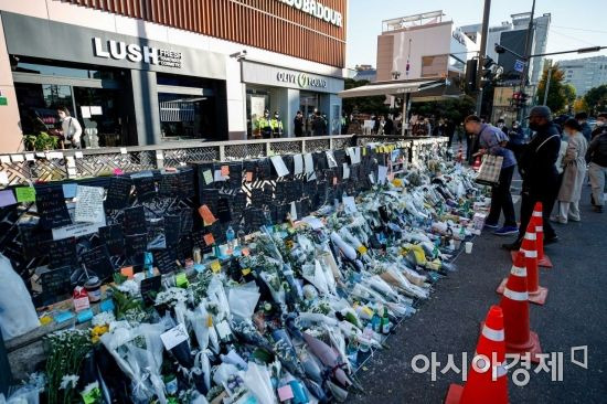 이태원 대형 압사 참사로 인한 국가애도기간이 이어지고 있는 2일 서울 용산구 이태원역 인근에 마련된 추모공간에 추모객들의 발길이 이어지고 있다./강진형 기자aymsdream@