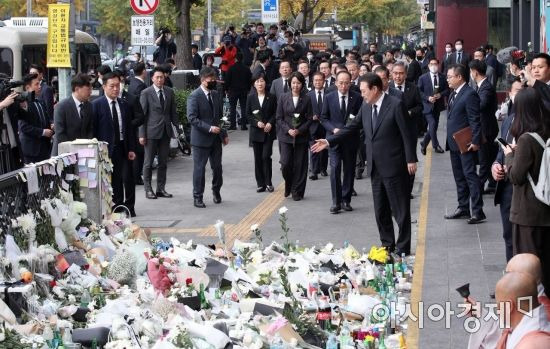 윤석열 대통령과 국무위원들이 1일 서울 용산구 이태원역 1번 출구 앞 참사 추모 공간을 찾아 헌화하고 있다./김현민 기자 kimhyun81@