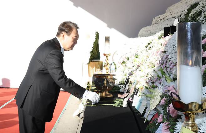 윤석열 대통령이 2일 오전 서울광장에 마련된 이태원 사고 사망자 합동분향소를 방문, 헌화하고 있다. /연합뉴스