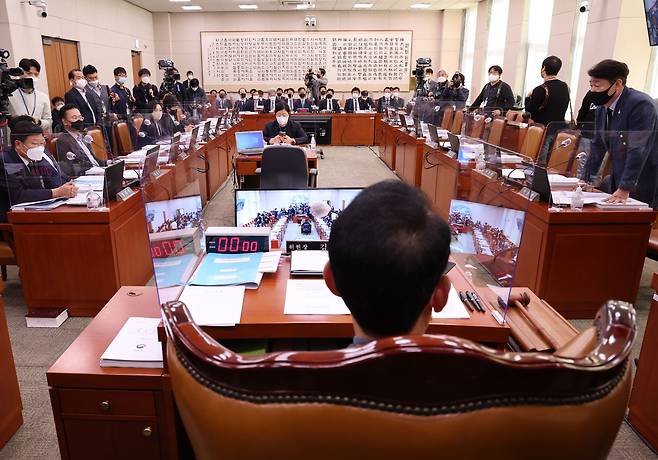 2일 오전 국회에서 열린 법제사법위원회 전체회의가 여야 간사간 의사 일정 합의가 되지 않아 파행되고 있다. /연합뉴스