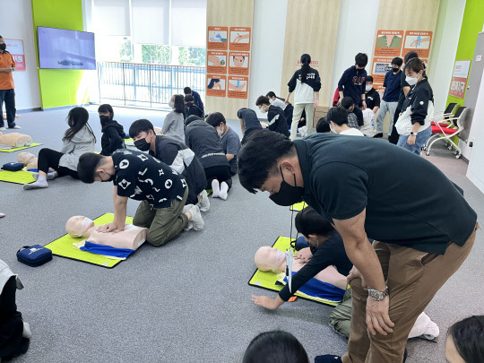 세종시교육청 안전체험교육원은 내달까지 밀집공간에서의 학생 대처 특별 프로그램을 운영한다.세종 지역의 한 학교에서 학생들이 심폐소생술 교육을 받고 있다. 사진=세종시교육청 제공