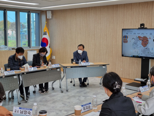 공주교육지원청은 협의회는 행복교육지구 자료개발의 목적과 방향을 토의하고, 공주행복교육지구 1기(2018년~2022년) 동안 개발된 자료를 검토하여 수정 보완할 자료, 새로 개발할 자료 등 자료개발 범위, 추진 방법과 일정 등을 협의하는 자리였다. 사진=공주교육지원청 제공