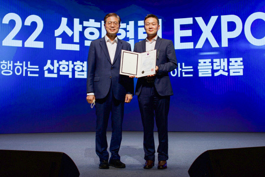 구인혁 우송대학교 창업지원단장(앤디컷국제대학 교수)가 '2022 산학협력 EXPO'에서 대학 창업 활성화 유공자로 선정돼 교육부장관상을 수상했다. 사진=우송대 제공