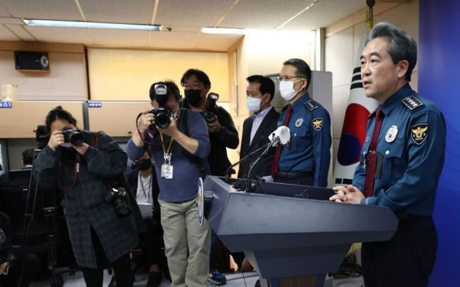 지난달 30일 서울 용산구 이태원동 '핼러윈 인파' 압사 사고가 발생한 해밀턴 호텔 인근 골목을 경찰이 통제하고 있다. ⓒ연합뉴스