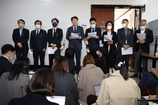 더불어민주당 법사위원들이 2일 국회에서 열린 법제사법위원회 전체회의에서 여당이 현안질의 비공개 진행조차 합의해주지 않는다며 항의 기자회견하고 있다. 이날 법사위 전체회의는 여야 간사간 일정이 조율되지 않아 파행됐다.