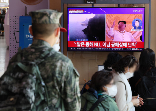 2일 오전 서울역에서 시민들이 북한 탄도미사일 발사 관련 뉴스를 보고 있다. 연합뉴스.