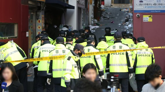 지난 30일 오전 경찰이 참사가 빚어진 서울 용산구 이태원 골목 현장을 조사하고 있는 모습. ⓒ News1 임세영 기자 /사진=뉴스1