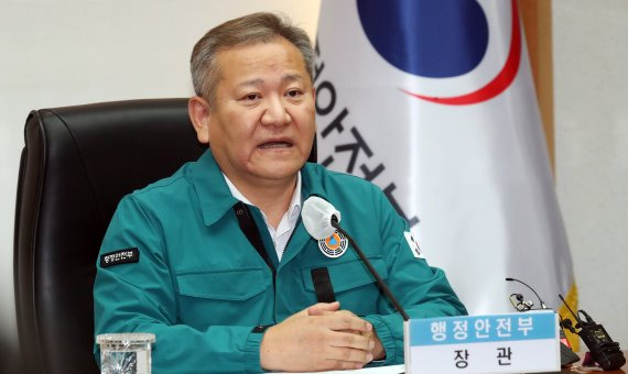 이상민 행정안전부 장관이 2일 오후 서울 종로구 세종대로 정부서울청사에서 열린 다중 밀집 인파사고 안전확보를 위한 범정부 TF 회의에서 모두 발언을 하고 있다./사진=뉴스1화상