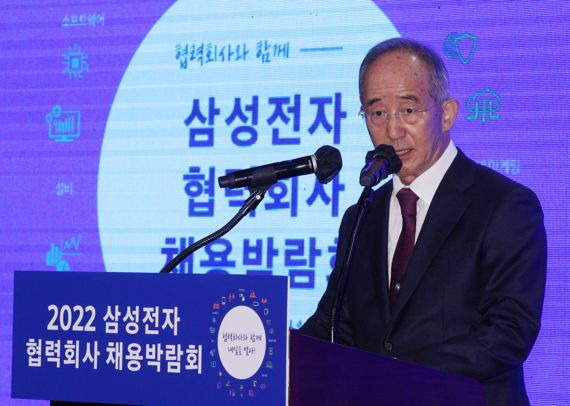 오영교 동반성장위원장이 2일 서울 서초구 aT센터에서 열린 삼성전자 협력회사 채용박람회 개막식에서 축사하고 있다. 사진=박범준 기자