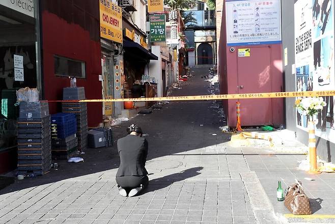 ‘이태원 참사’로 친구를 잃은 한 시민이 2일 오후 사고 현장 앞에서 고인을 추모하고 있다. 강창광 선임기자 chang@hani.co.kr