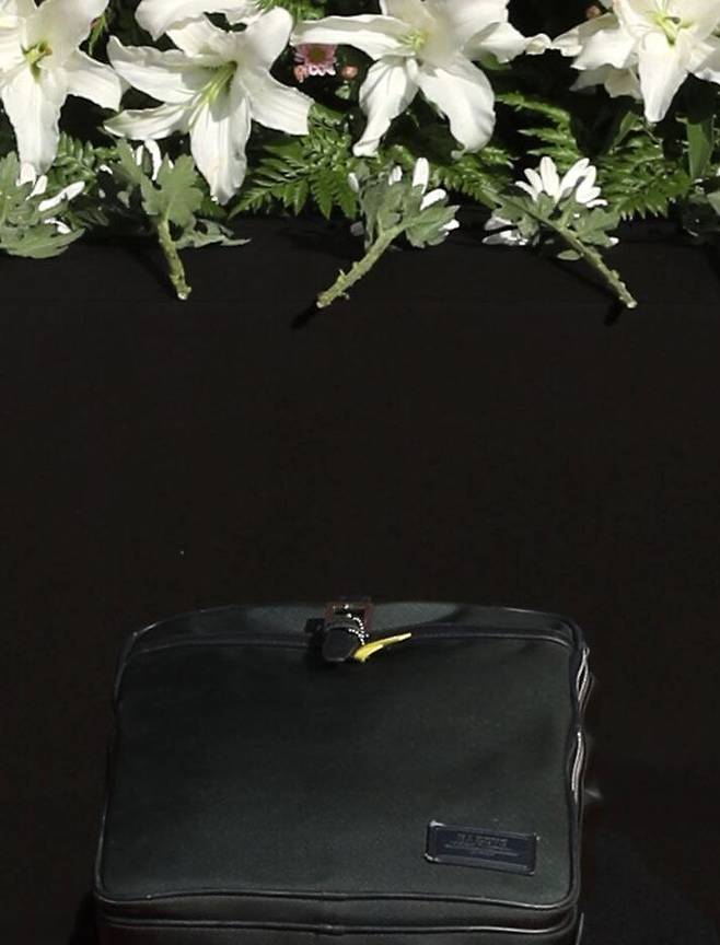 참사 희생자들의 명복을 빌며 절을 하는 그와 함께 가방에 매달려 있는 노란 리본도 절을 했다. 김혜윤 기자
