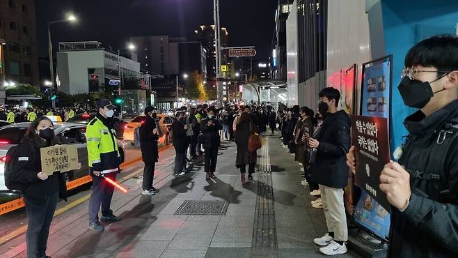 2일 저녁 6시34분께부터 서울 용산구 지하철 6호선 이태원역 4번출구 인근에서 청년정당·단체 회원들과 시민들이 1인 추모시위를 하고 있다. 서혜미 기자