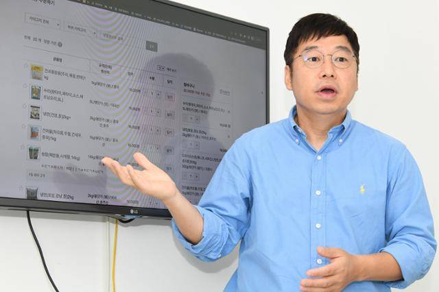 임사성 마켓보로 대표가 식당들이 각종 식재료를 편하게 주문할 수 있는 '마켓봄' 서비스의 이용 방법을 보여주고 있다. 김영원 인턴기자