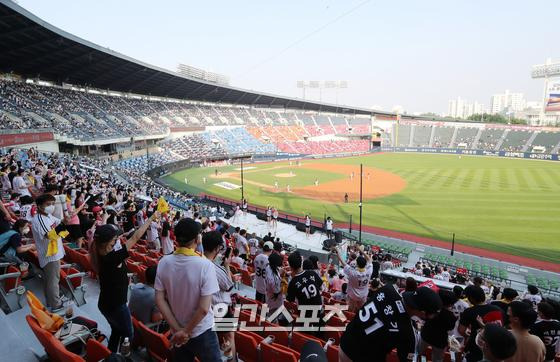 프로야구 공인대리인을 둘러싼 여러 이야기가 꾸준히 나오고 있다. 인원 제한을 풀어달라는 요구도 있지만 그 인원 제한을 부러워하는 공인대리인도 있다. 현재 공인대리인으로 활동 중인 91명 중 64명이 선수 미계약 상태다. 이들은 2년 동안 선수 계약을 하지 못하면 자격증을 반납해야 한다. 사진은 잠실구장의 전경. IS 포토