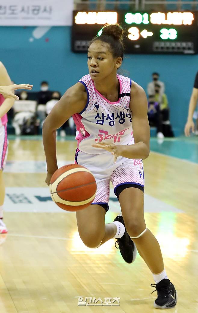 2022-2023 WKBL 여자프로농구 부천 하나원큐와 용인 삼성생명의 경기가 31일 오전 경기 부천시 부천체육관에서 열렸다. 키아나 스미스가 드리블을 하고 있다. 부천=김민규 기자 mgkim1@edaily.co.kr /2022.10.31/