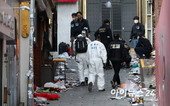 이태원 압사 참사를 수사 중인 서울경찰청 수사본부와 국립과학수사연구원들이 지난달 31일 서울 용산구 이태원 압사 참사 현장을 합동감식하고 있다. [사진=김성진 기자]