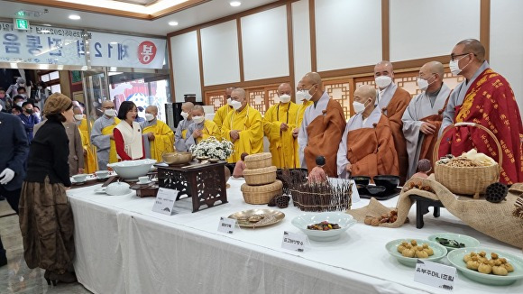 지난 1일 포항 황해사에서 '제12회 전통음식문화축제'가 열리고 있다. [사진=포항언론인불자회]