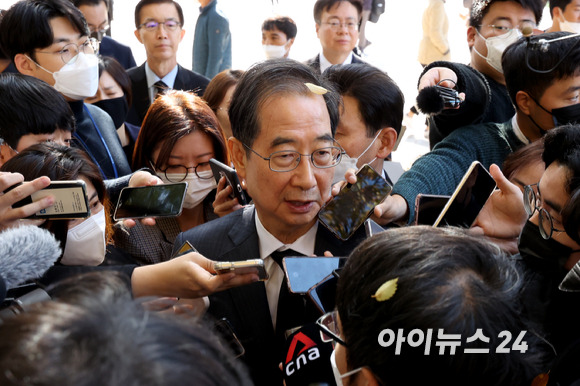 한덕수 국무총리가 31일 서울 중구 서울광장에 마련된 이태원 참사 합동분향소에서 참배를 마친 후 취재진의 질문에 답변하고 있다. [사진=김성진 기자]