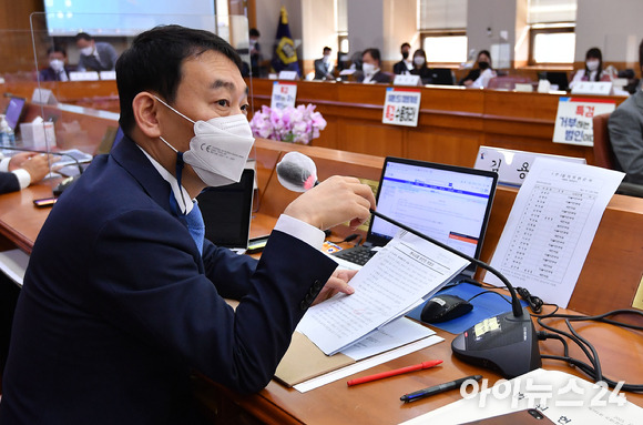 김용민 더불어민주당 의원이 지난해 서울 서초구 대법원에서 열린 국정감사에서 질의하고 있다. [사진=김성진 기자]