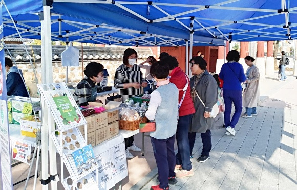 전라남도 나주시 금성관 앞에서 열린 로컬푸드 야외장터 부스에서 관광객들이 농산물을 구매하고 있다. [사진=나주시]