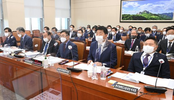 지난달 17일 국회 환경노동위원회의 고용노동부 산하기관 국정감사에서 조재희 한국폴리텍대학 이사장(오른쪽에서 두번째) 등 기관장들이 의원들의 질의를 듣고 있다. [국회사진기자단] 연합뉴스