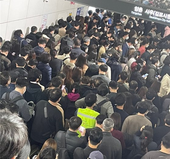 지난달 28일 오전 출근시간대 승객들이 김포도시철도에 탑승하기 위해 승강장에 몰리고 있다. 사진 독자