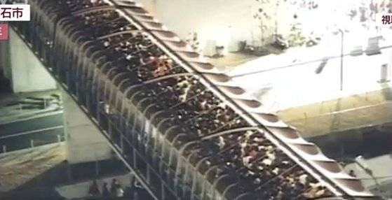 2001년 7월 압사 사고가 일어났을 당시의 효고현 아카시시 보도교 현장의 모습. TV아사히 방송화면 캡처