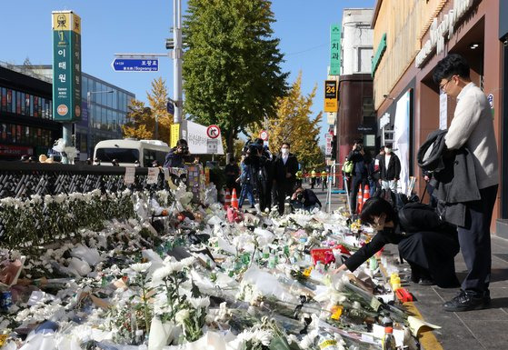 2일 오전 서울 용산구 이태원 참사현장 앞에 마련된 추모공간을 찾은 시민들이 추모를 하고 있다. 뉴스1