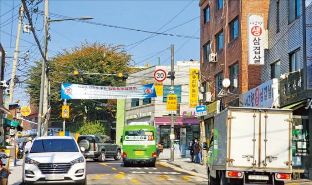 오는 5일 시공사를 선정하는 ‘한남2구역’ 사업권을 두고 롯데건설과 대우건설이 막판까지 치열한 경쟁을 벌이고 있다. 한남2구역이 포함된 서울 용산구 보광동 일대.   박종필  기자