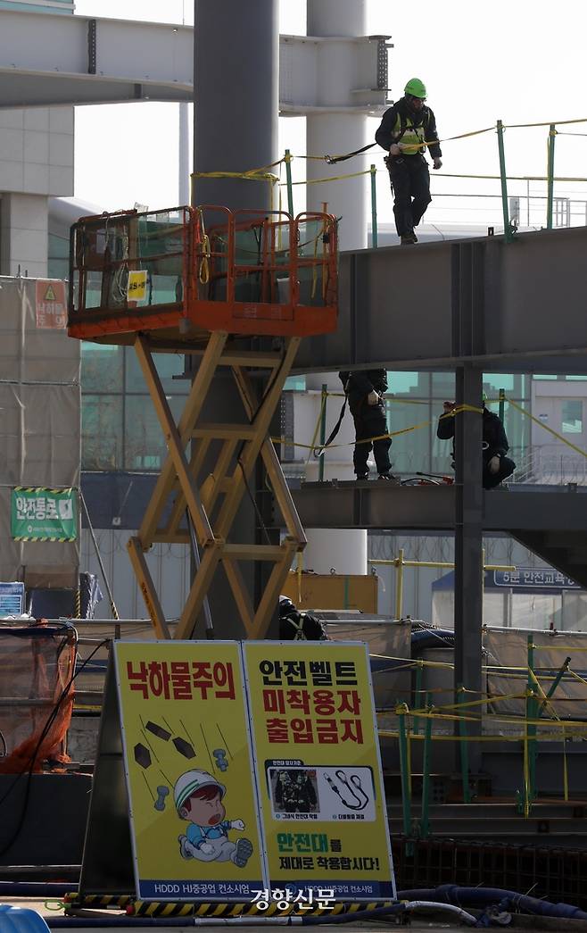 인천국제공항 제2터미널 4단계 건설하업 현장에서 근로자들이 일을 하고 있다.  기사내용과는 관계없음. 김창길기자