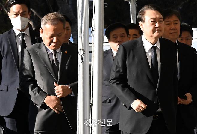 이상민 행정안전부 장관(왼쪽)이 윤석열 대통령과  2일 서울광장에 마련된 합동분향소를 찾아 조문하고 있다. 대통령실사진기자단