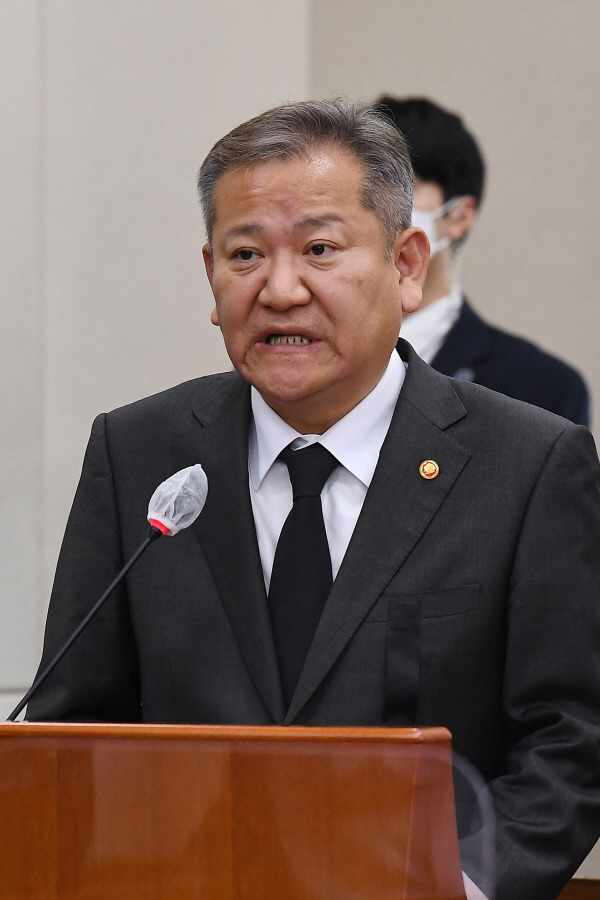 이상민 행정안전부 장관이 지난 1일 국회에서 열린 행정안전위원회 전체회의에서 이태원 참사 관련 현황보고를 하고 있다. 김정록 기자