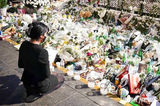이태원 참사 발생 닷새째인 2일 오후 서울 용산구 이태원역 1번 출구 앞에 마련된 '이태원 참사' 희생자 추모공간에서 추모하고 있다.