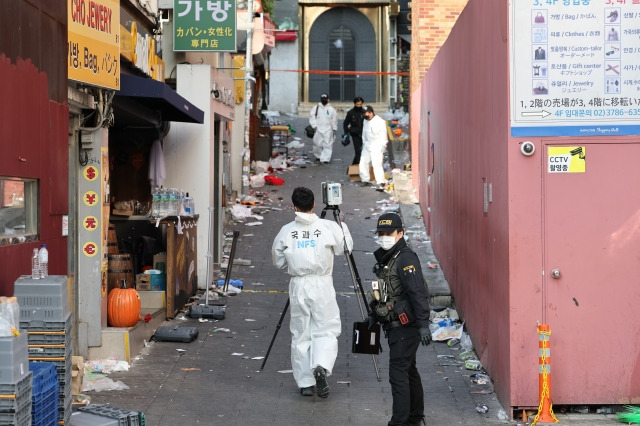 지난달 31일 오후 서울 용산구 이태원에서 국립과학수사연구원 및 경찰 관계자 등이 '핼러윈 압사 참사' 현장감식을 벌이고 있다. 연합뉴스