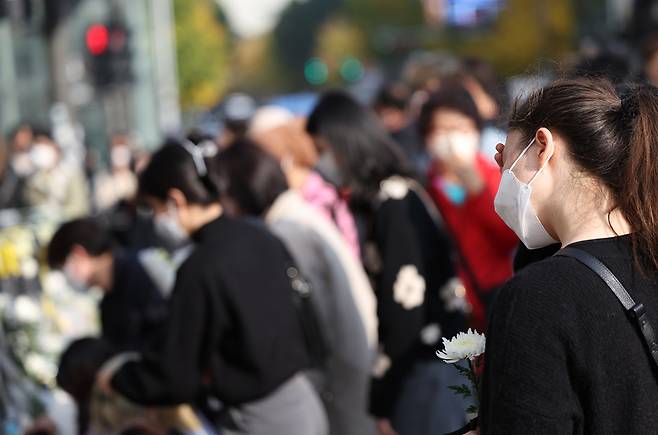 1일 서울 용산구 이태원 핼러윈데이 사고 추모공간을 찾은 시민들이 슬퍼하고 있다. / 사진 = 연합뉴스