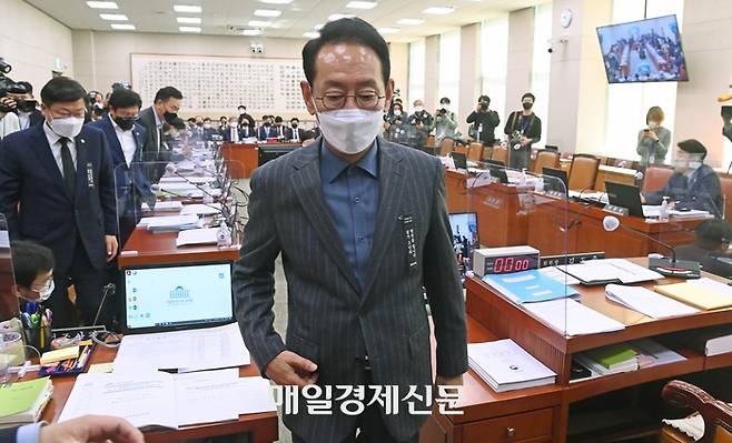 2일 서울 여의도 국회에서 열린 법제사법위원회에서 김도읍 법사위원장이 퇴장하고 있다. 이날 법사위는 기동민 더불어민주당 간사가 안건으로 올라온 예산안 관련 보고만 받고 현안질의를 할 수 없다는 것에 항의하다 법사위원장, 여당 의원 등이 퇴장해 파행을 빚었다. 2022.11.2 [김호영기자]