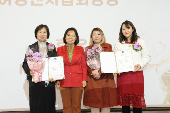 (사진 왼쪽부터)홍은주 NBC꽃예술협회 대표, 김분희 한국여성벤처협회장, 리윤바이오의 윤정인·이진희 공동대표가 기념사진을 촬영 중이다/사진제공=리윤바이오