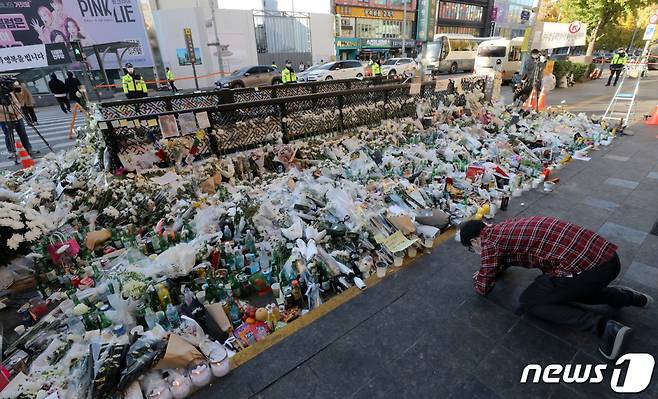 (서울=뉴스1) 박세연 기자 = 2일 오전 서울 용산구 이태원 참사현장 앞에 마련된 추모공간을 찾은 시민이 추모를 하고 있다. 2022.11.2/뉴스1  Copyright (C) 뉴스1. All rights reserved. 무단 전재 및 재배포 금지.