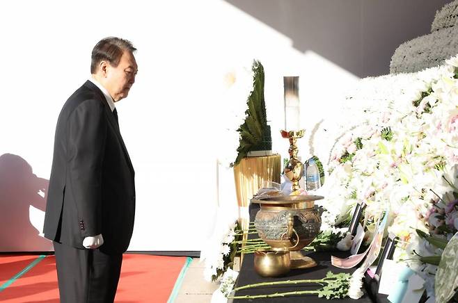 [서울=뉴시스] 전신 기자 = 윤석열 대통령이 2일 서울광장에 마련된 이태원 사고 사망자 합동분향소에서 헌화한 후 굳은 표정을 짓고 있다. (대통령실통신사진기자단) 2022.11.02.