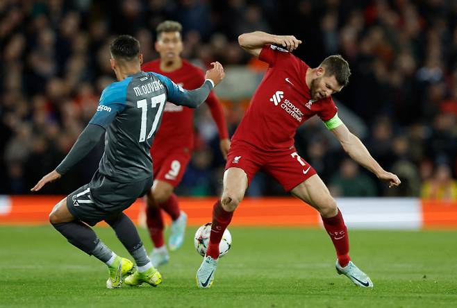 김민재의 소속팀 나폴리가 유럽축구연맹(UEFA) 챔피언스리그 조별리그 6차전에서 리버풀에 0-2로 졌다. 사진은 나폴리와 리버풀의 경기 모습. /사진= 로이터