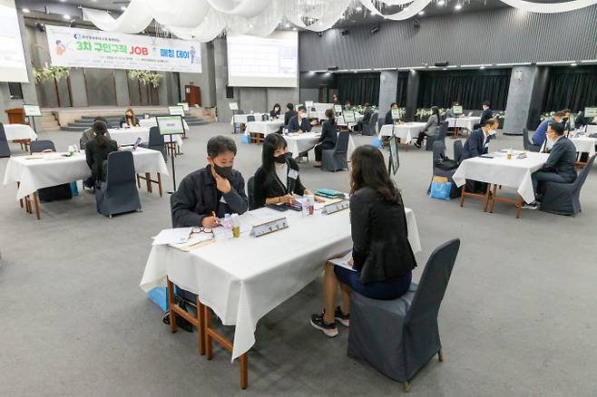 2일 부산상의에서 열린 지역기업 기술인력 채용을 위한 '구인구인 JOB 매칭 데이'에 참여한 구직자들과 채용 기업 관련자들이 면접을 보고 있다. /사진=부산상의