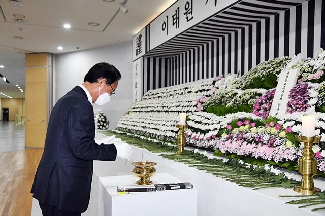 박남서 영주시장이 1일 경북도청 동락관에 마련된 '서울 이태원 핼러원 참사' 희생자 합동분향소에서 헌화하고 있다./사진제공=경북 영주시