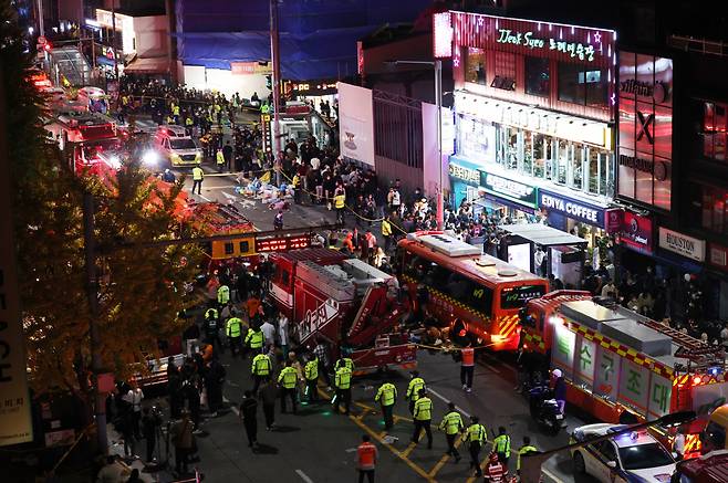 지난 29일 오후 서울 용산구 이태원동 일대에 핼러윈을 맞아 인파가 몰려 대규모 인명사고가 발생, 현장이 통제되고 있다. [연합]