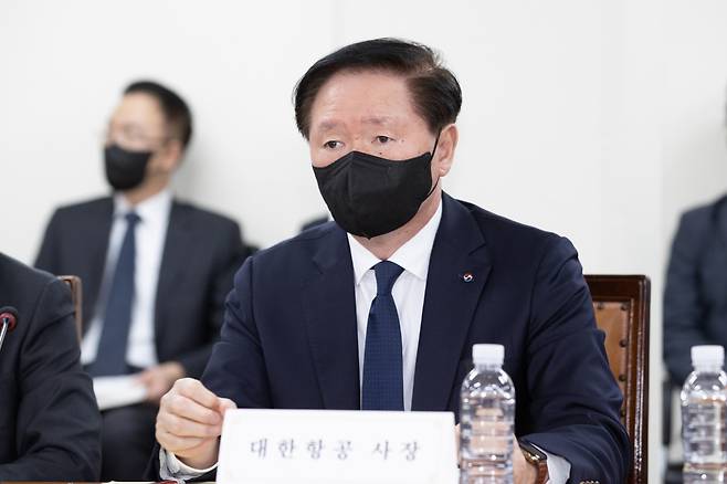 우기홍 대한항공 사장이 2일 오전 김포공항에서 11개 국적 항공사 최고경영자(CEO)가 참석한 가운데 열린 ‘항공안전 비상대책 회의’에서 발언하고 있다. [연합]