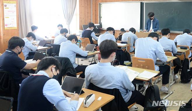 [전주=뉴시스] 지난달 18일 전북 전주시 호남제일고등학교에서 3학년 수험생들이 공부를 하고 있다. (사진=뉴시스DB). 2022.11.02. photo@newsis.com